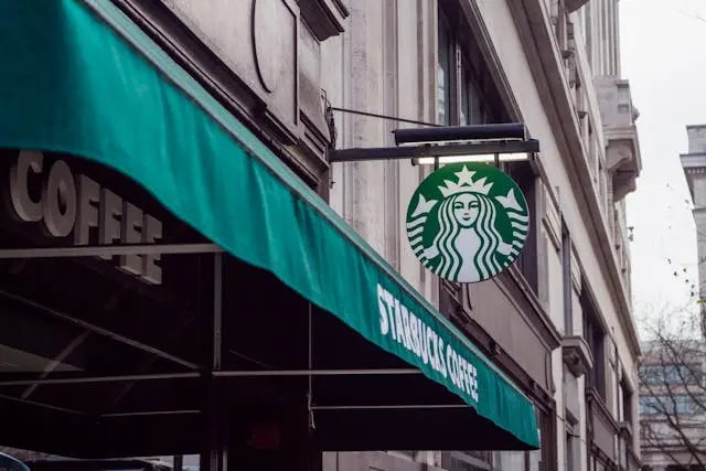 Logo starbucks - toko starbucks -  Pexels. Apa itu branding? pengertian branding